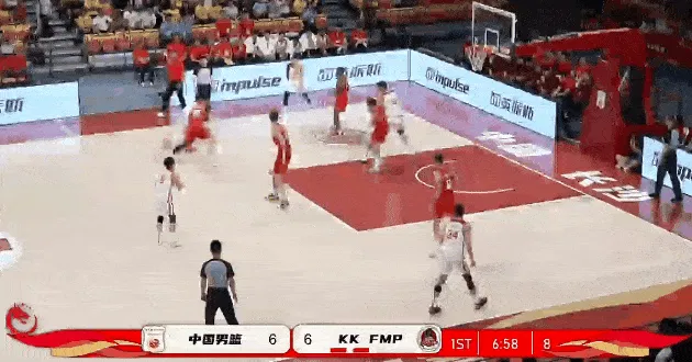王俊杰抢下前场板上篮打进，随后又突破大跨步拉杆挑篮得手